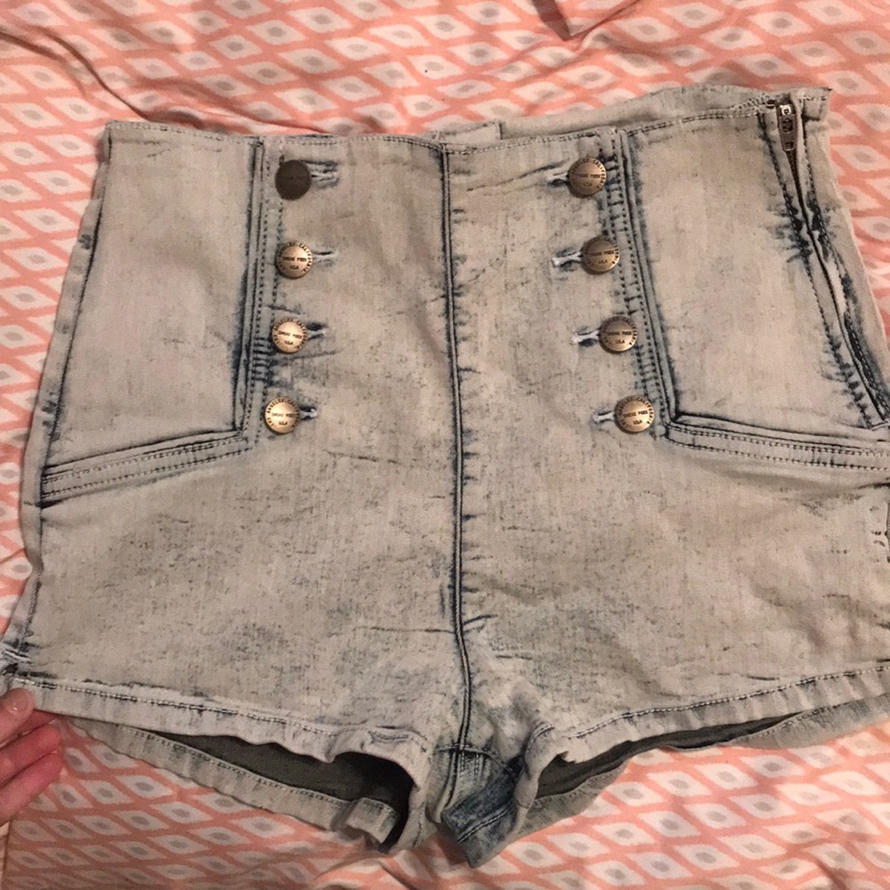 Sneak Peek Shorts Medium